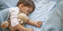 ما هو مقدار النوم السليم الذي يحتاجه الأطفال والرضع؟