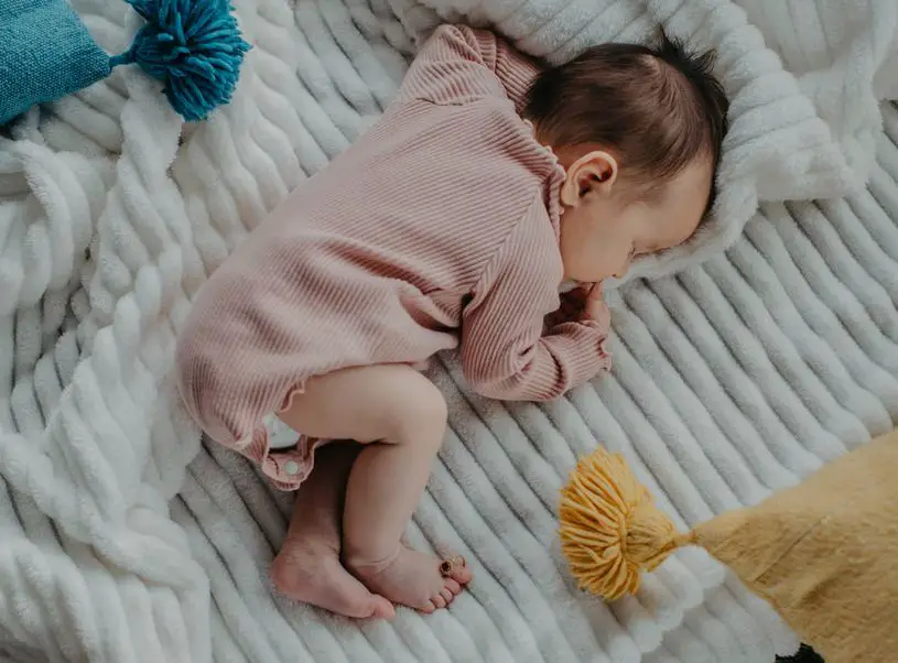 كم وقتاً من النوم يحتاجه الأطفال والرضع؟