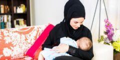حكم صوم الأم المرضعة خلال شهر رمضان