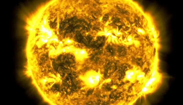 كم عمر الشمس؟